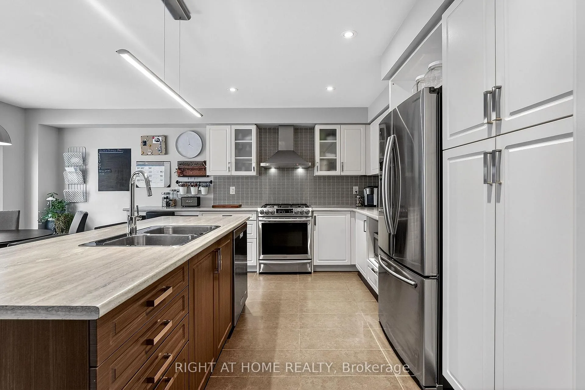 Photo 13 of 7860 Butternut Boulevard, Niagara Falls, Brown — HOMEH