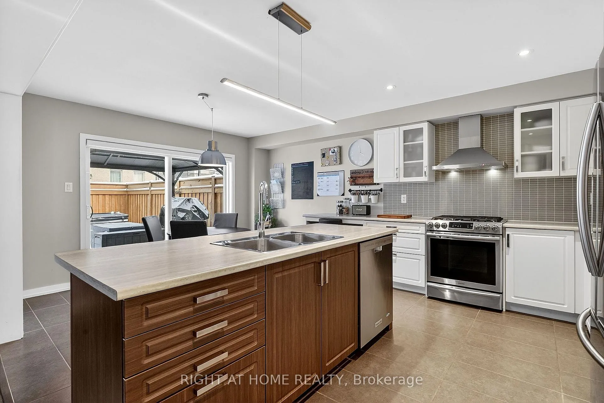 Photo 14 of 7860 Butternut Boulevard, Niagara Falls, Brown — HOMEH