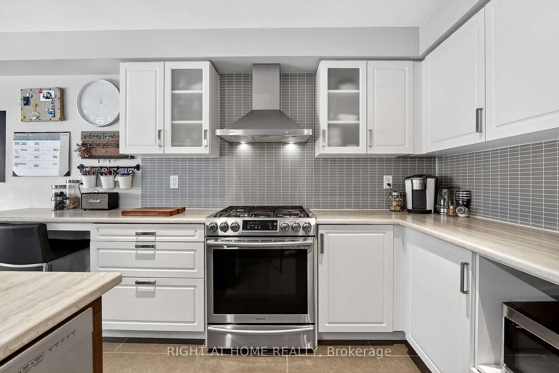 Photo 15 of 7860 Butternut Boulevard, Niagara Falls, Brown — HOMEH