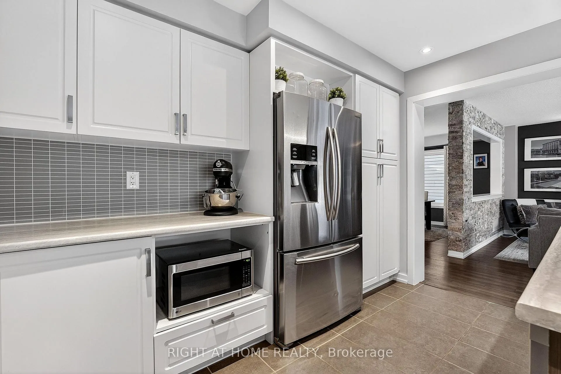 Photo 16 of 7860 Butternut Boulevard, Niagara Falls, Brown — HOMEH