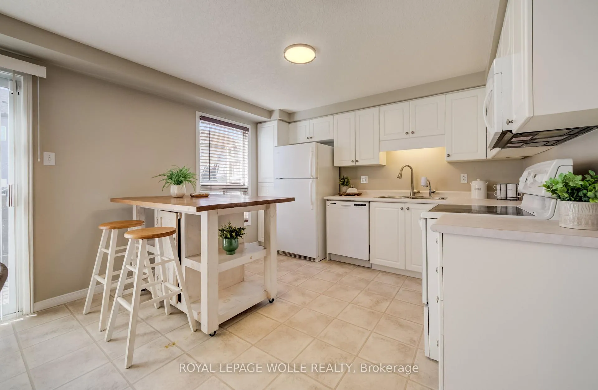 Photo 10 of 23 Madeleine Street, Kitchener, Huron Park — HOMEH
