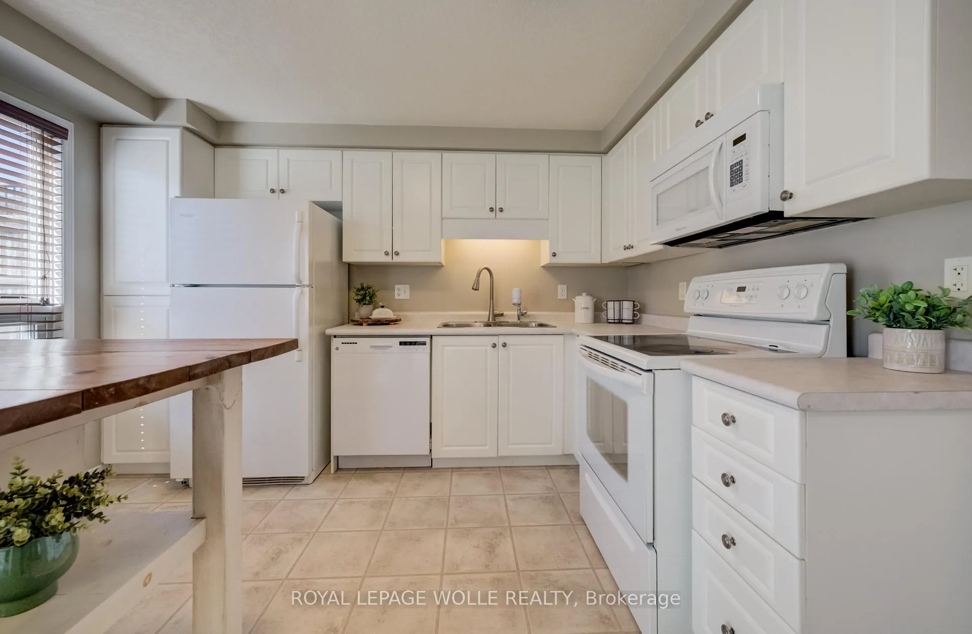 Photo 11 of 23 Madeleine Street, Kitchener, Huron Park — HOMEH