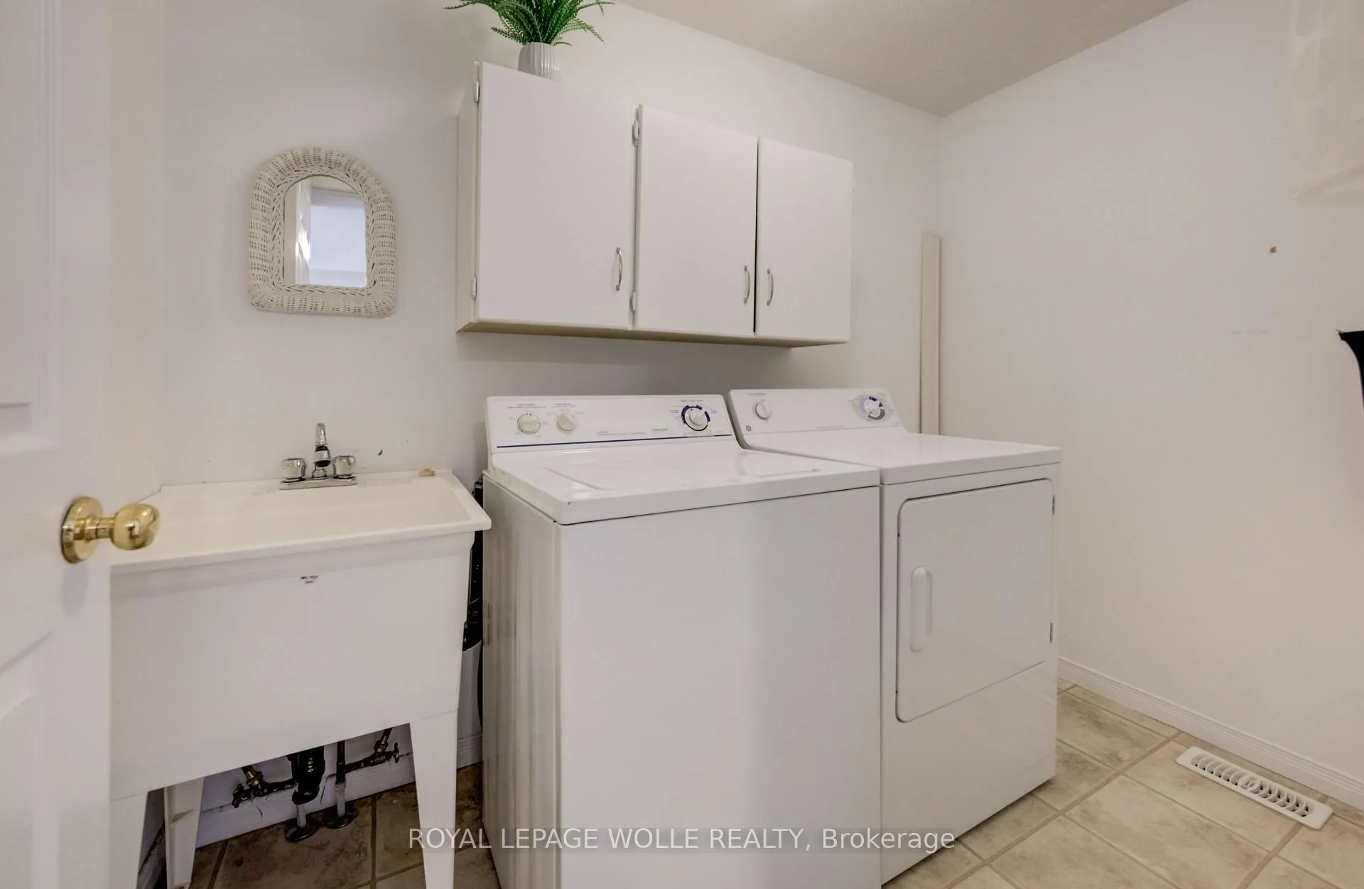 Photo 14 of 23 Madeleine Street, Kitchener, Huron Park — HOMEH