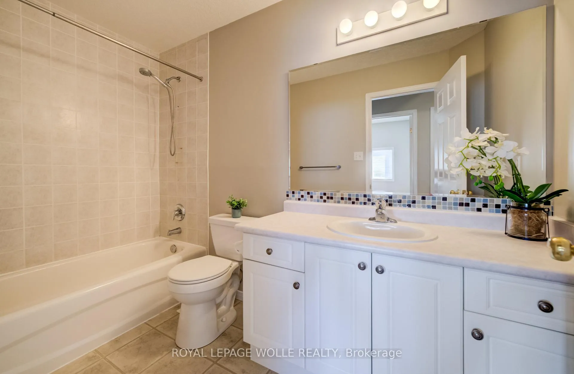 Photo 24 of 23 Madeleine Street, Kitchener, Huron Park — HOMEH