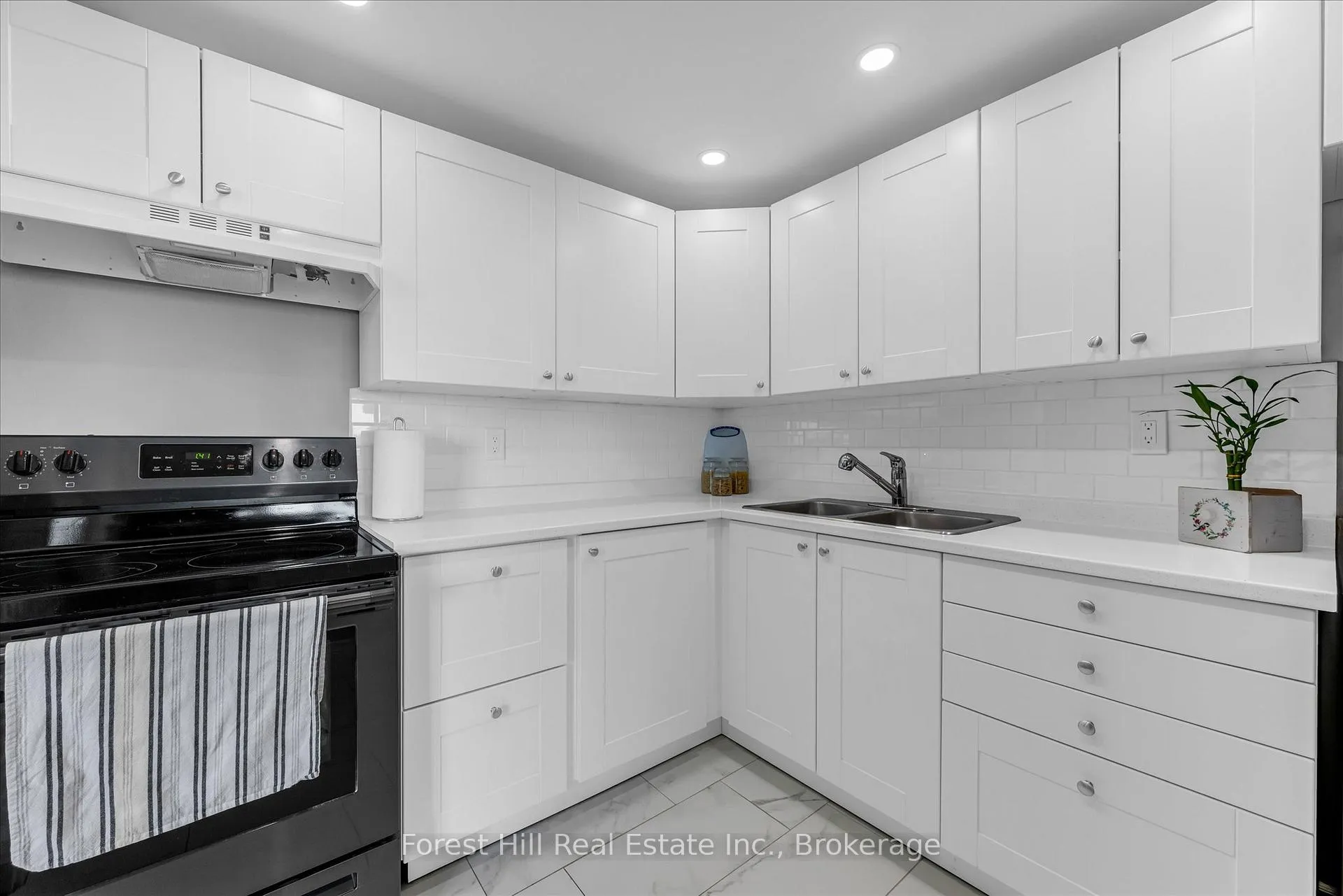 Photo 10 of Unit 502, 20 Speers Road, Oakville, Central — HOMEH