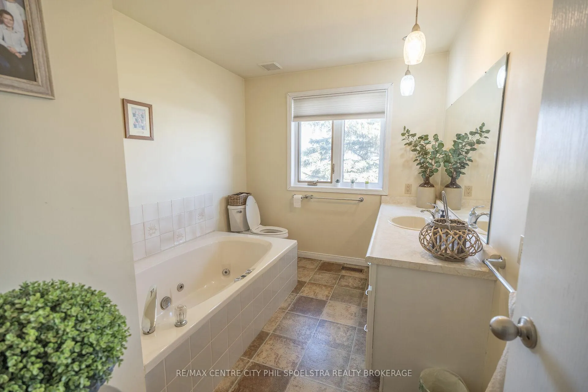 Photo 41 of 5029 Falconbridge Drive, Southwest Middlesex, Rural Southwest Middlesex — HOMEH