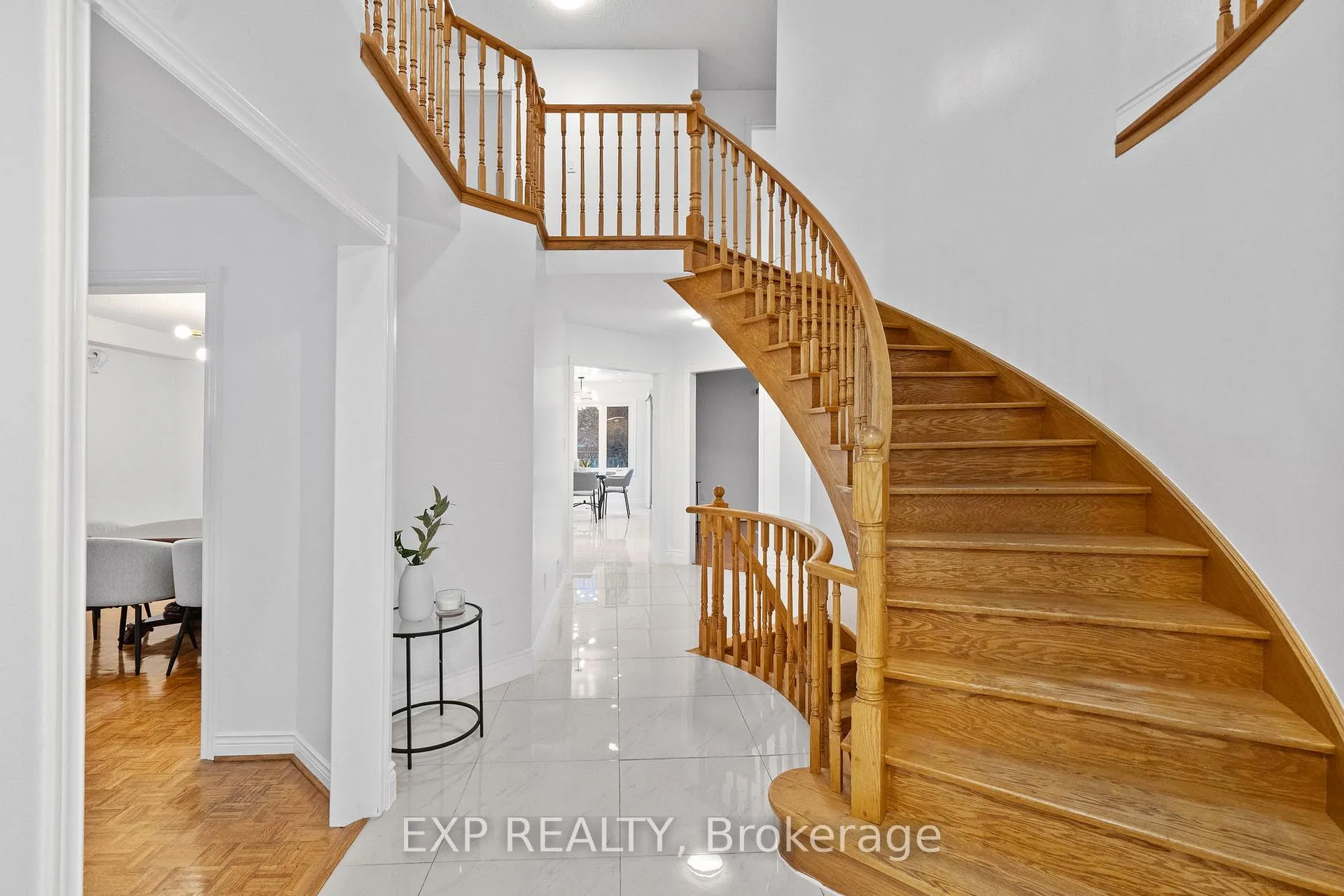 Photo 2 of 54 Holbrook Court, Markham, Unionville — HOMEH