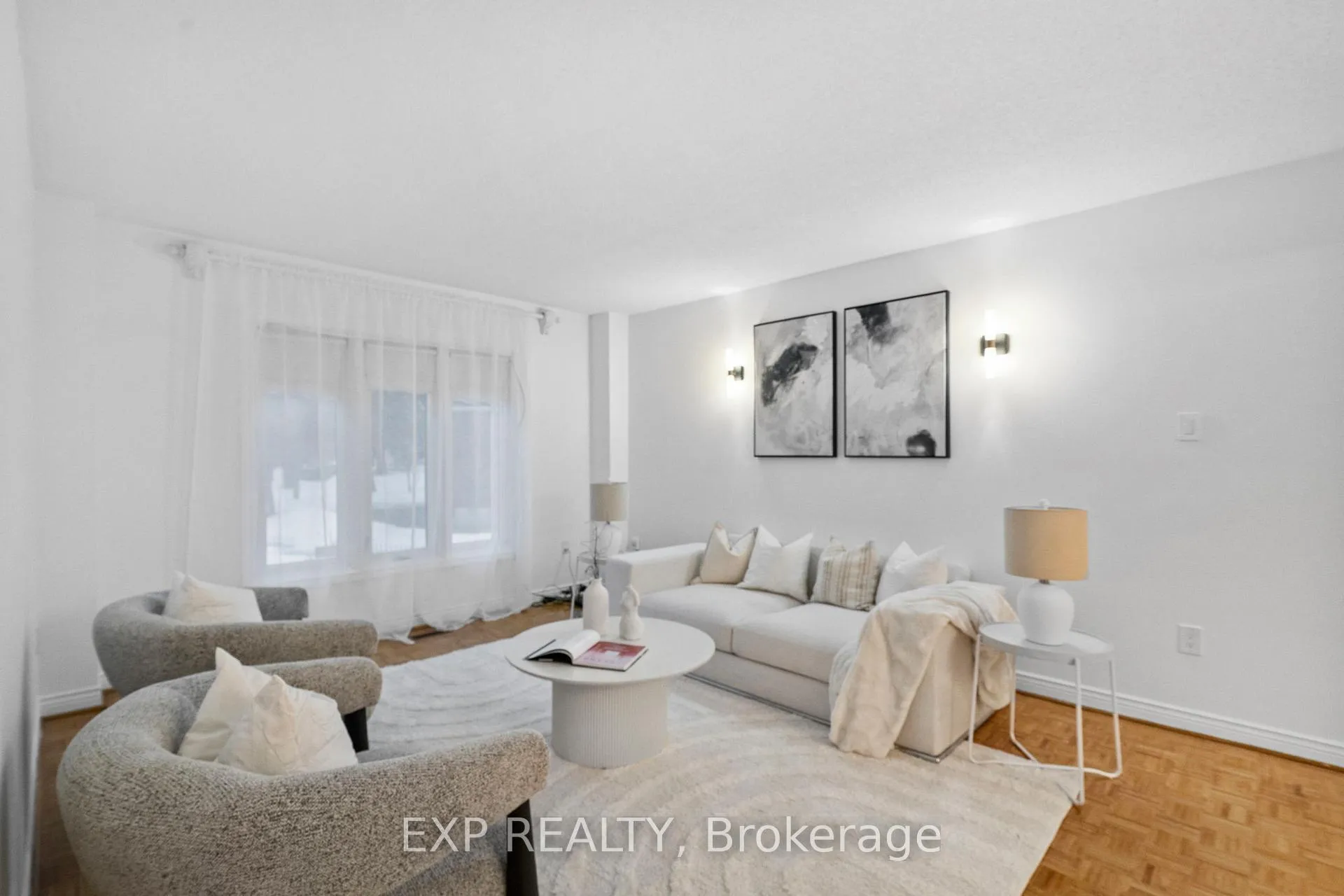 Photo 3 of 54 Holbrook Court, Markham, Unionville — HOMEH