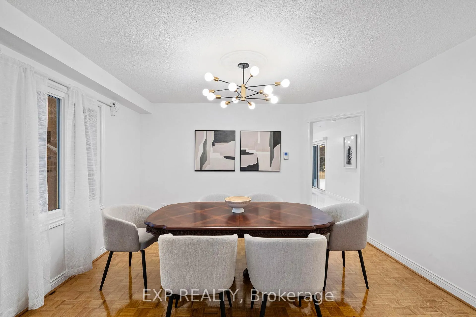 Photo 4 of 54 Holbrook Court, Markham, Unionville — HOMEH