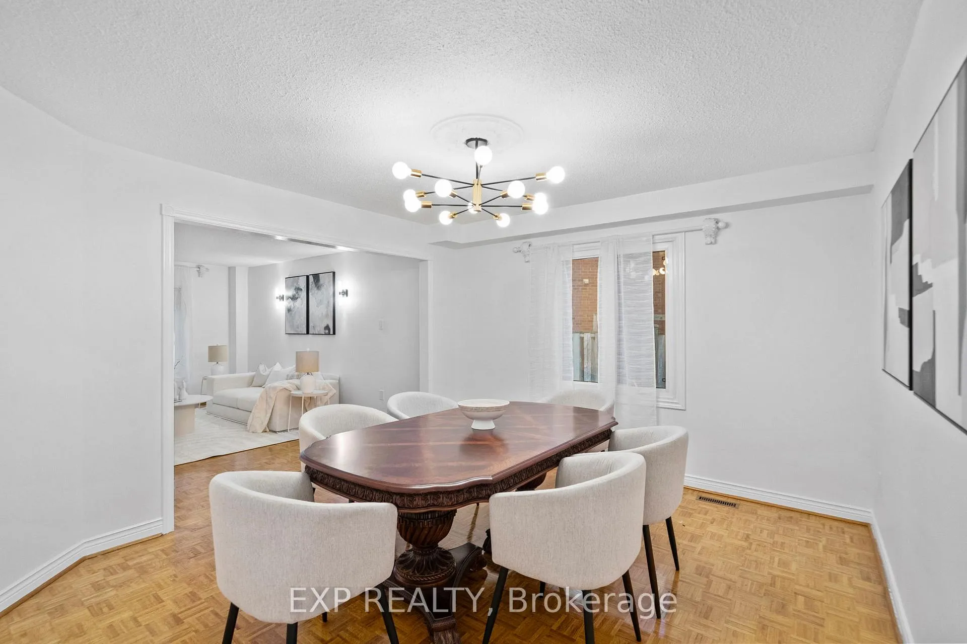 Photo 5 of 54 Holbrook Court, Markham, Unionville — HOMEH