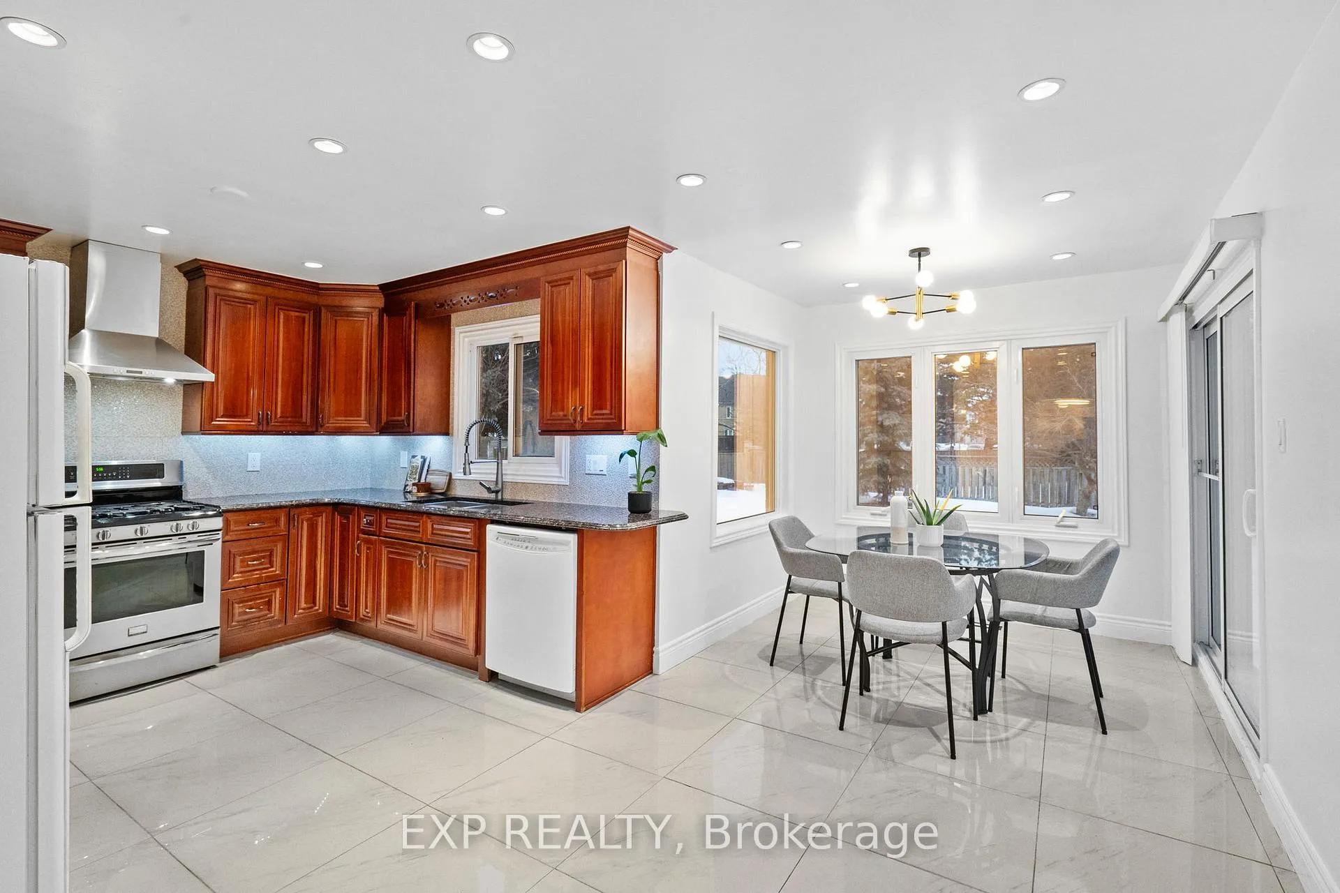 Photo 10 of 54 Holbrook Court, Markham, Unionville — HOMEH