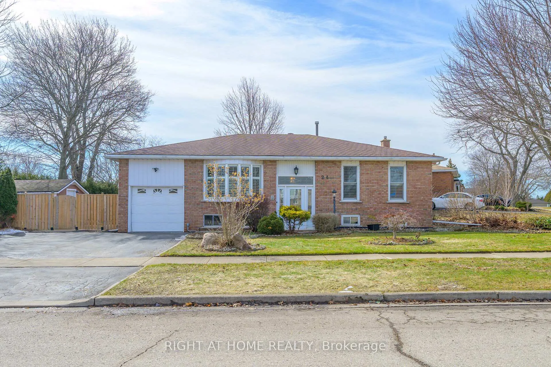 Photo 1 of 24 Milverton Close, Hamilton, Waterdown — HOMEH