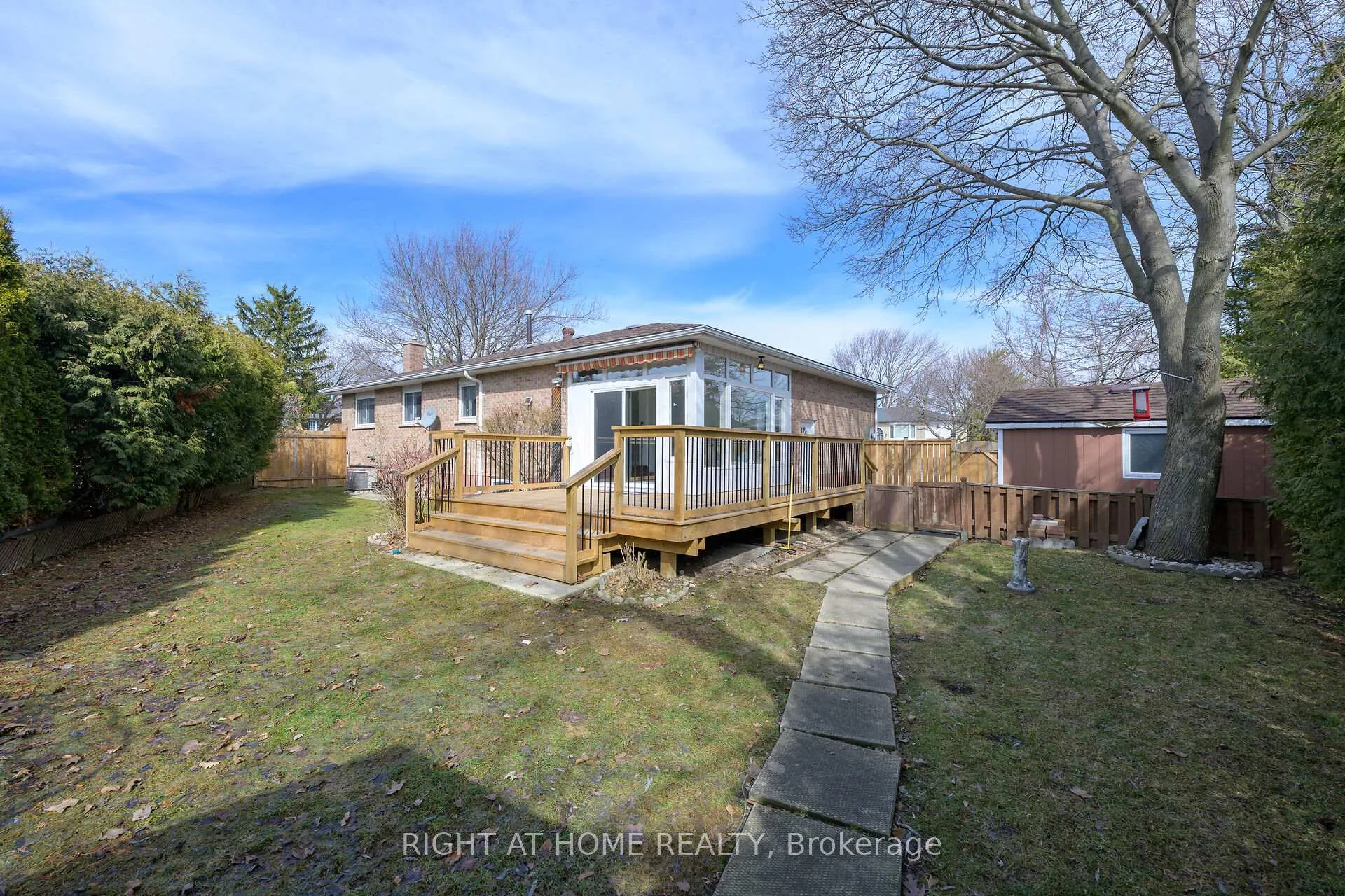 Photo 2 of 24 Milverton Close, Hamilton, Waterdown — HOMEH