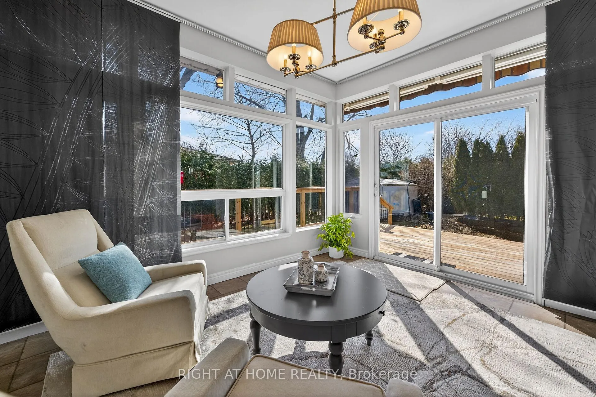 Photo 3 of 24 Milverton Close, Hamilton, Waterdown — HOMEH