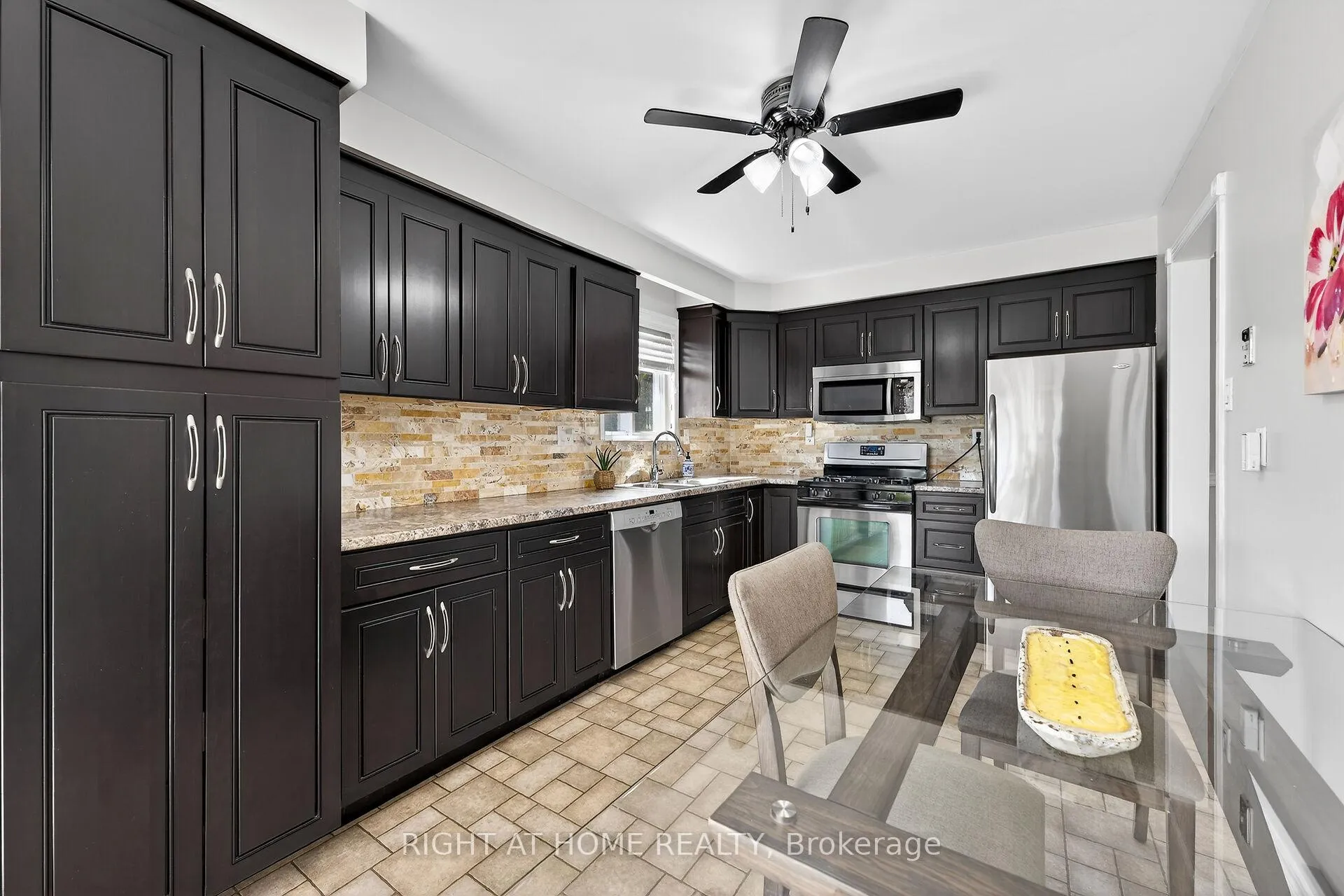 Photo 4 of 24 Milverton Close, Hamilton, Waterdown — HOMEH