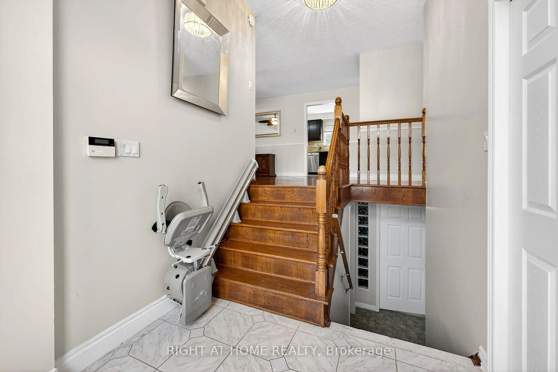Photo 6 of 24 Milverton Close, Hamilton, Waterdown — HOMEH