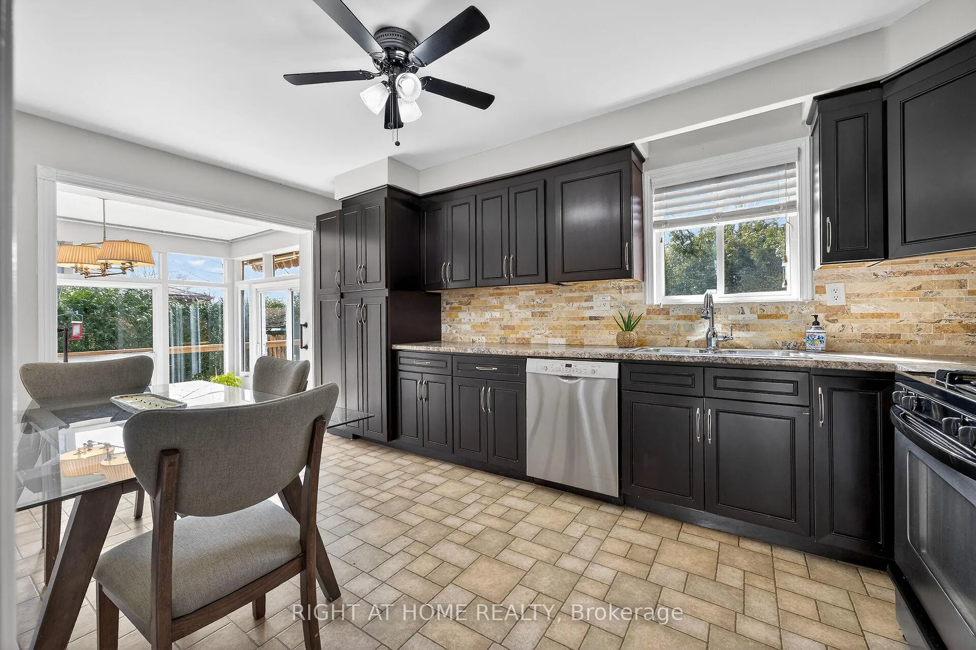 Photo 12 of 24 Milverton Close, Hamilton, Waterdown — HOMEH