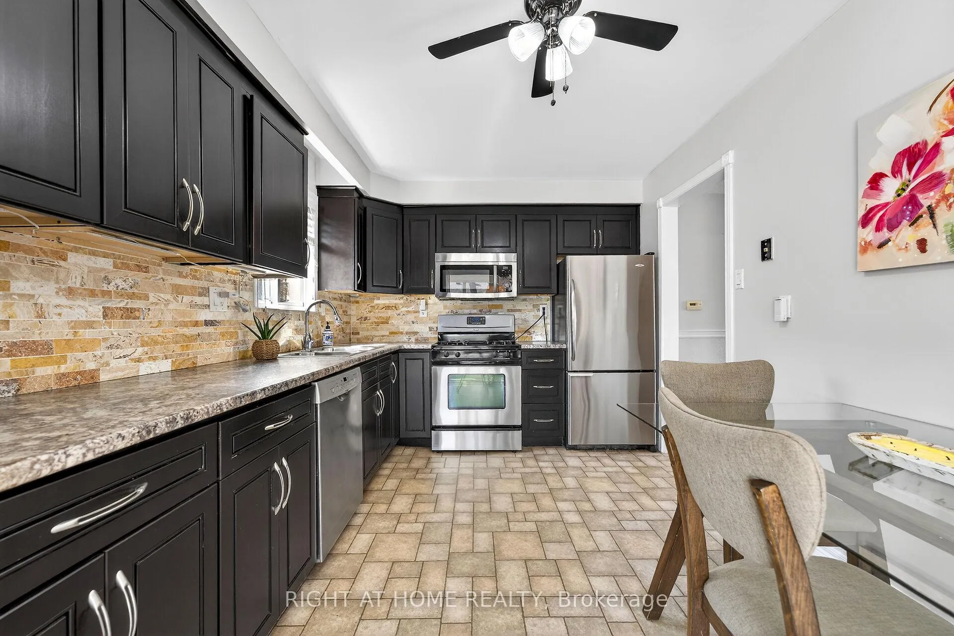 Photo 13 of 24 Milverton Close, Hamilton, Waterdown — HOMEH