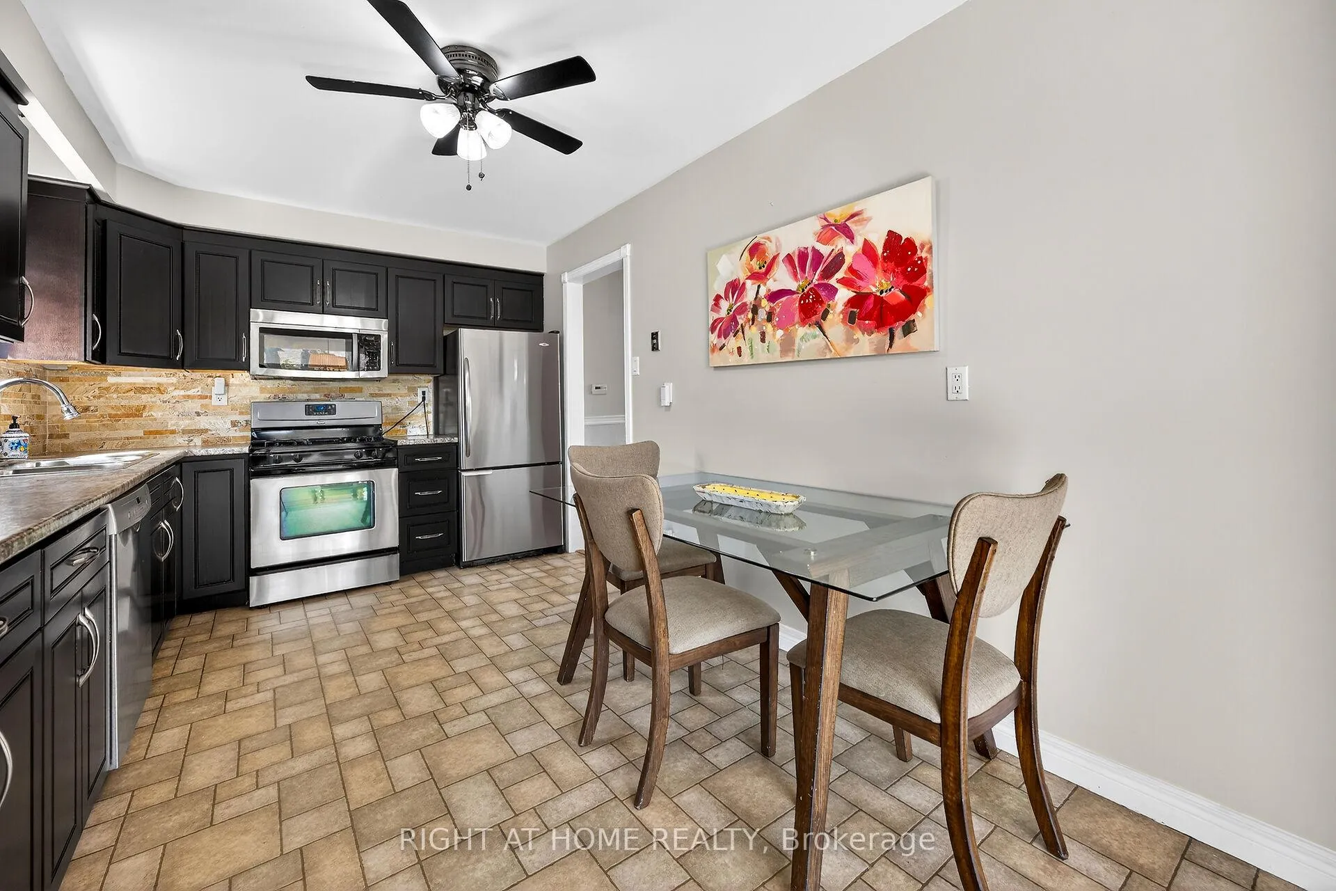 Photo 19 of 24 Milverton Close, Hamilton, Waterdown — HOMEH