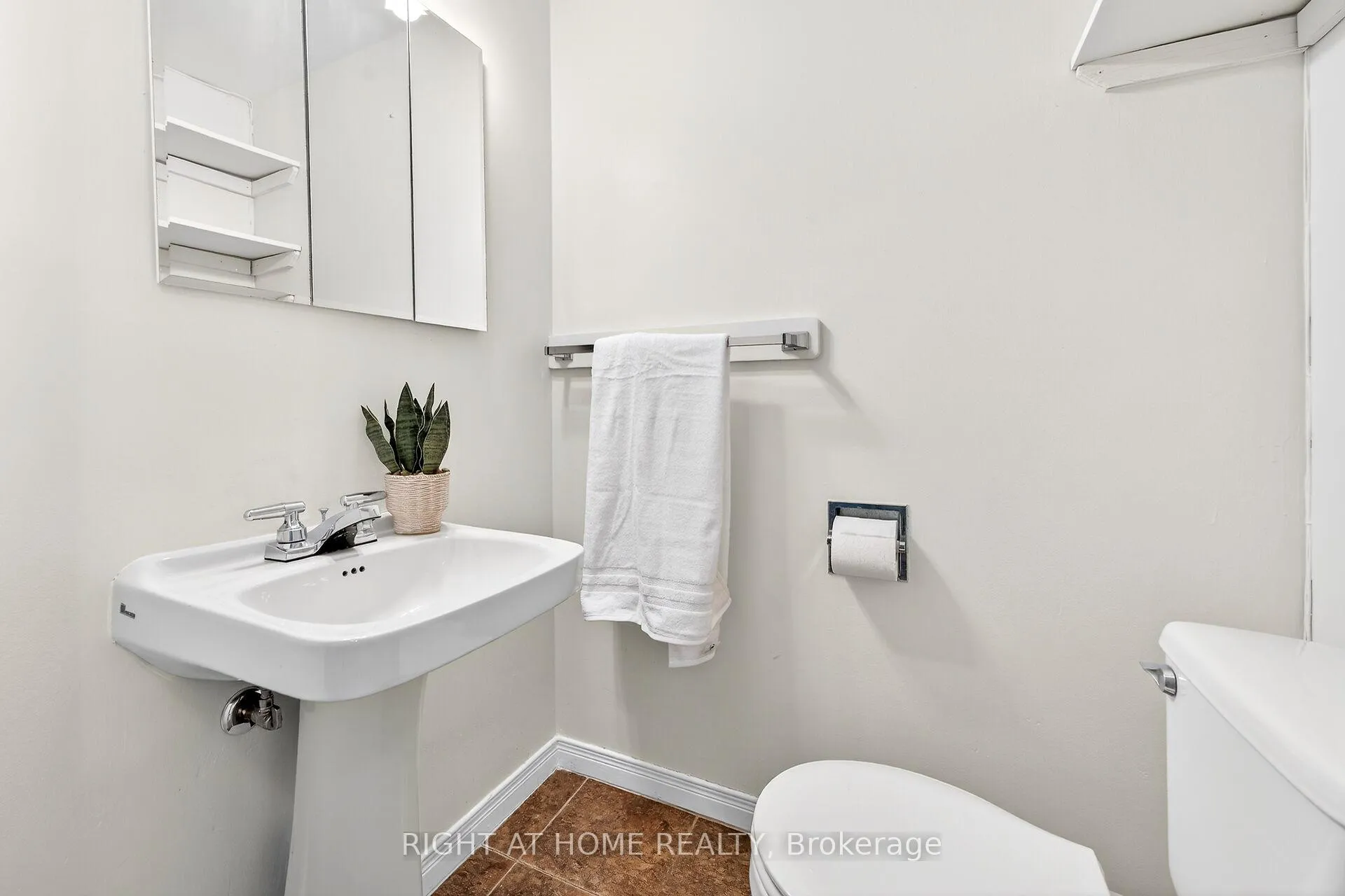 Photo 39 of 24 Milverton Close, Hamilton, Waterdown — HOMEH