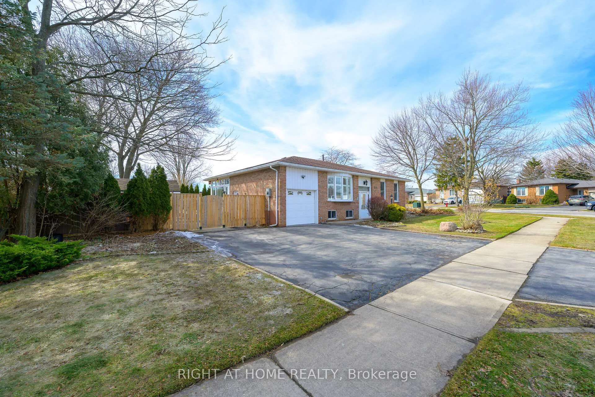 Photo 49 of 24 Milverton Close, Hamilton, Waterdown — HOMEH