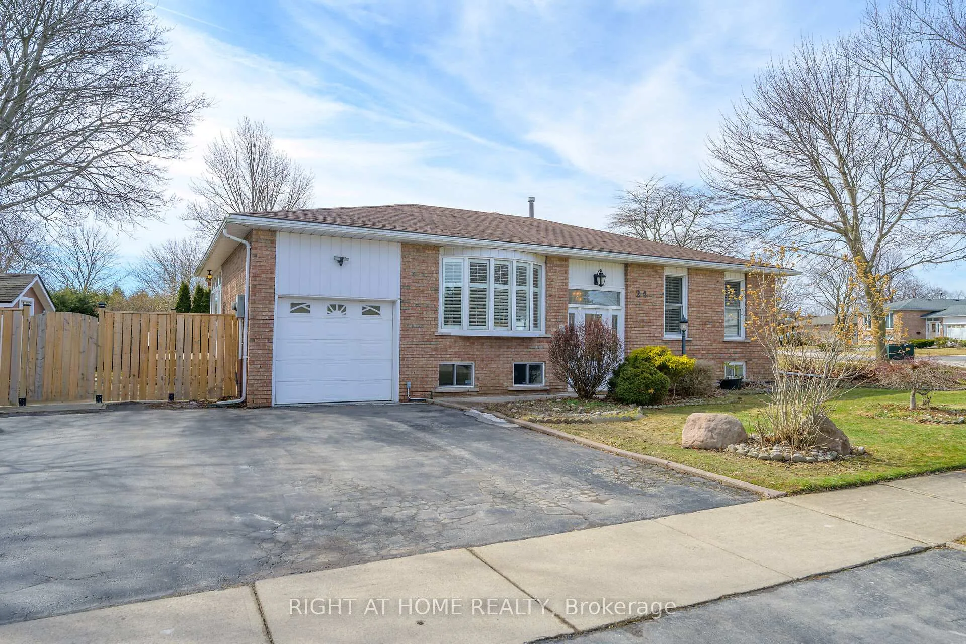 Photo 50 of 24 Milverton Close, Hamilton, Waterdown — HOMEH