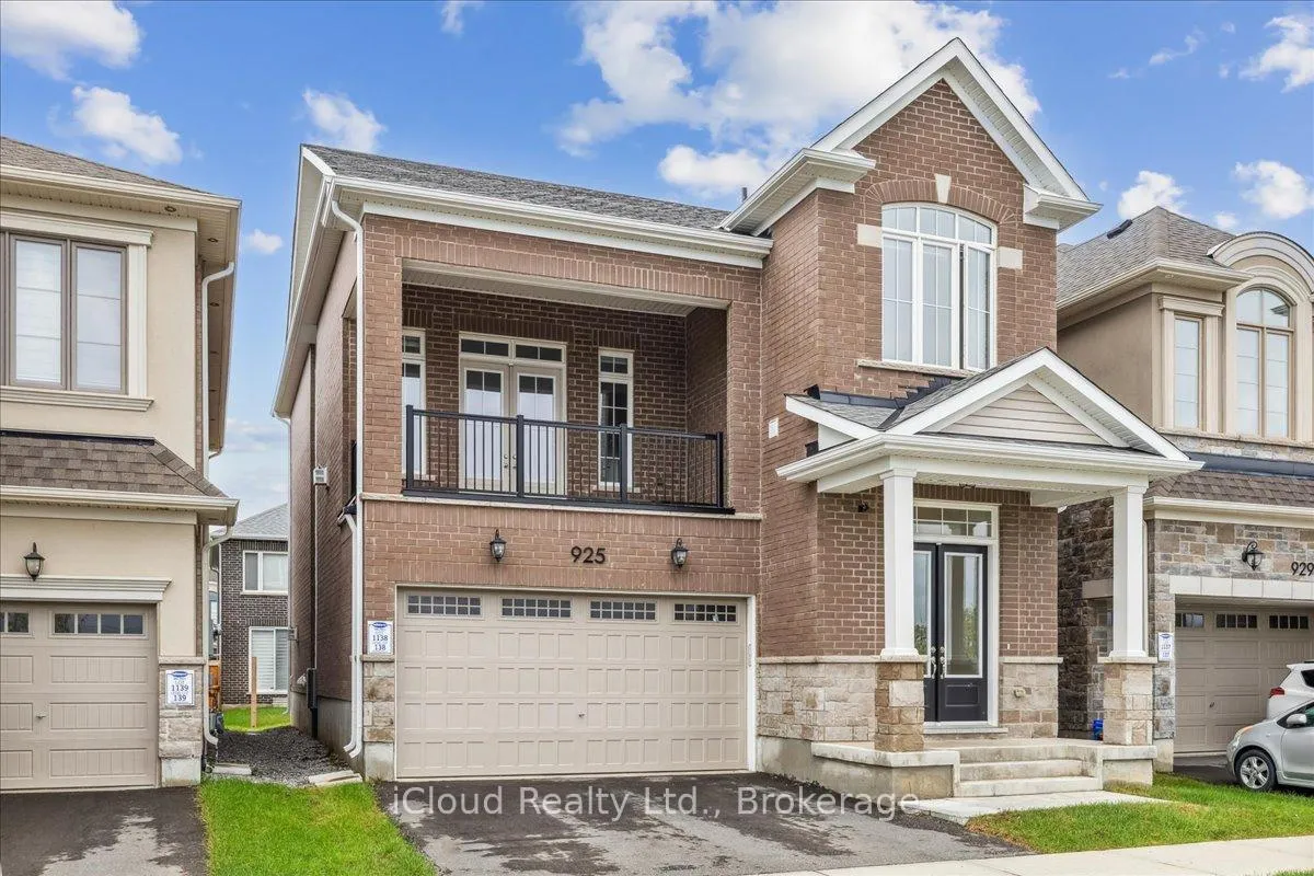 Front of 925 Hickory Crescent