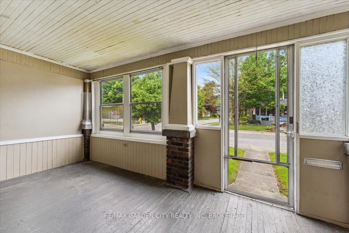 Photo 5 of 4372 Seneca Street, Niagara Falls, Downtown — HOMEH