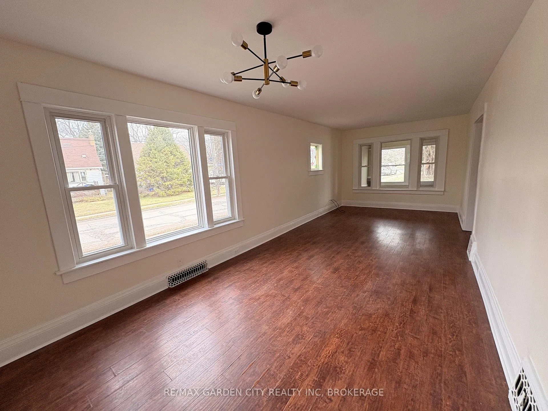 Photo 8 of 4372 Seneca Street, Niagara Falls, Downtown — HOMEH
