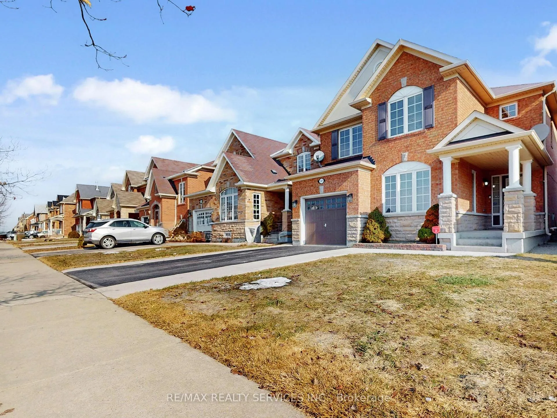 Photo 2 of 37 Bloom Drive, Brampton, Bram East — HOMEH