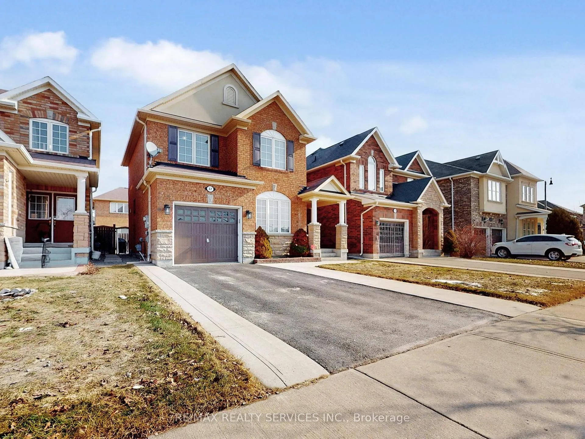 Photo 3 of 37 Bloom Drive, Brampton, Bram East — HOMEH
