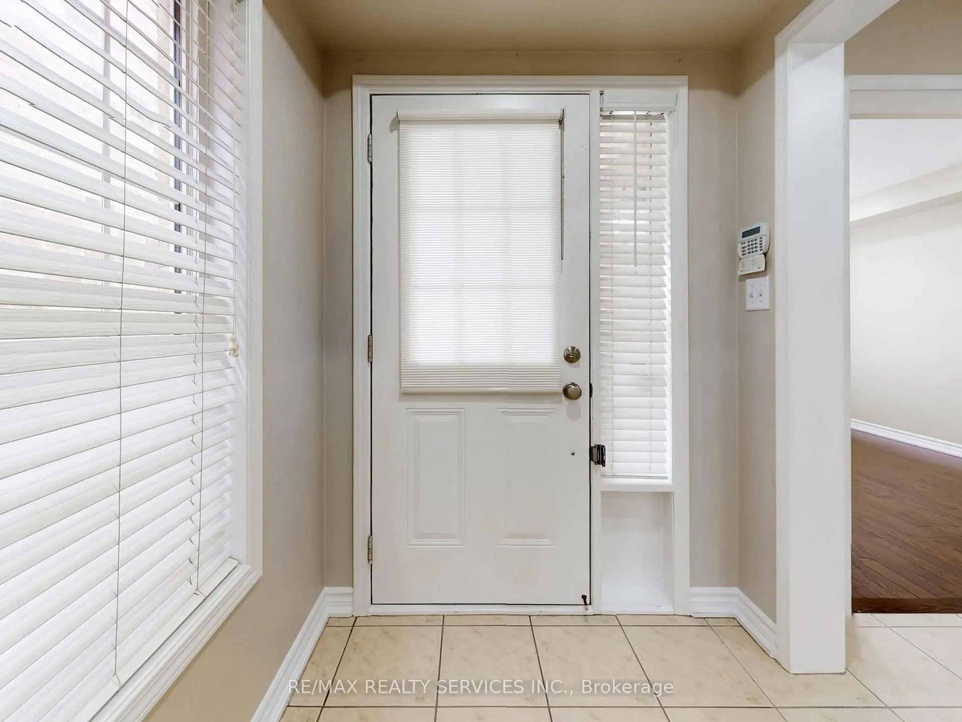 Photo 5 of 37 Bloom Drive, Brampton, Bram East — HOMEH