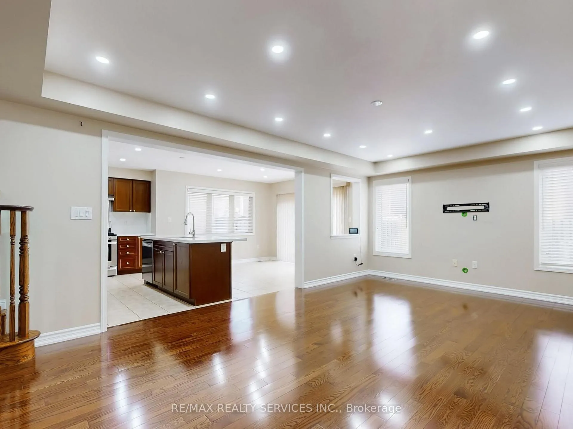 Photo 6 of 37 Bloom Drive, Brampton, Bram East — HOMEH