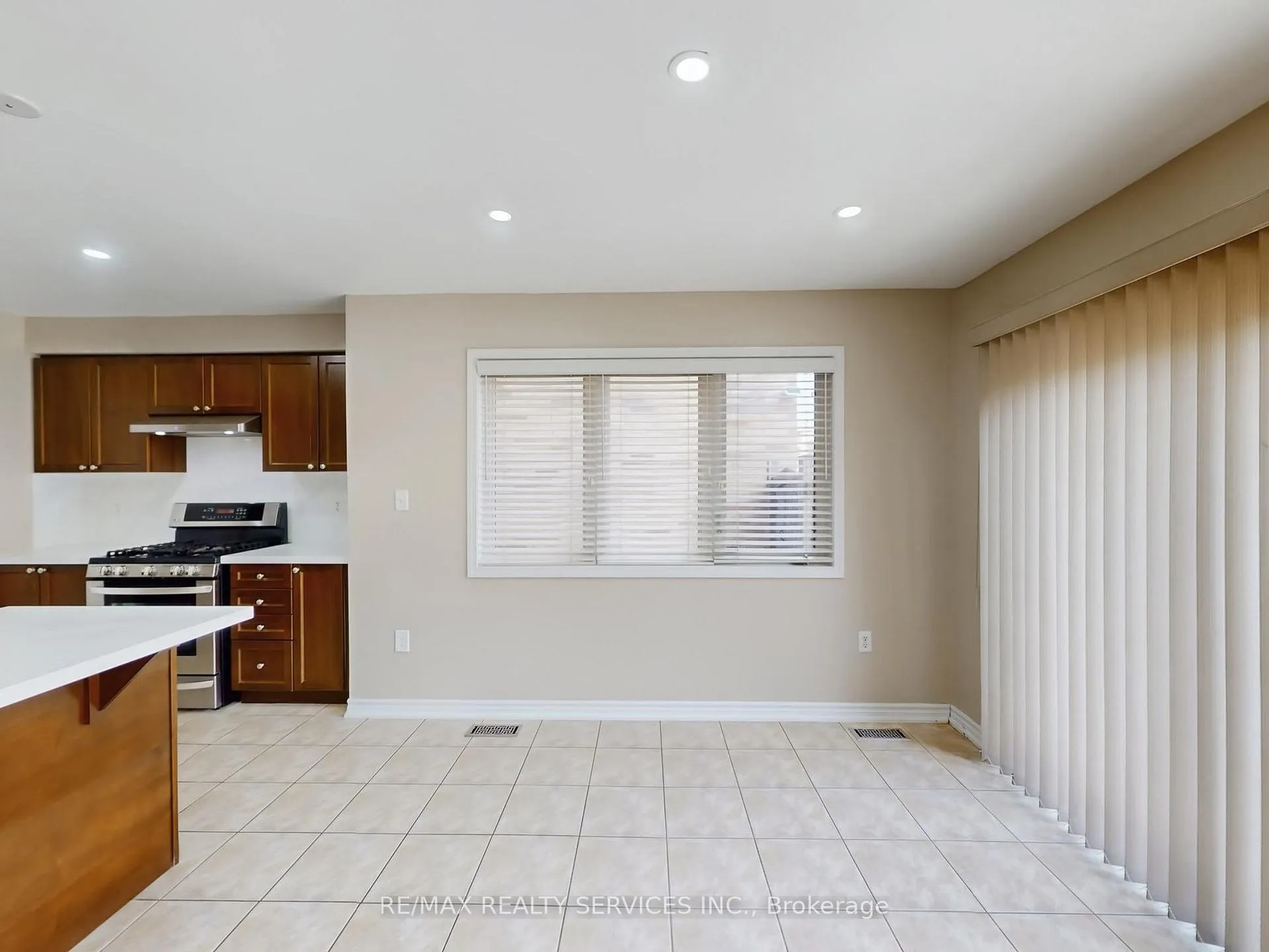 Photo 11 of 37 Bloom Drive, Brampton, Bram East — HOMEH
