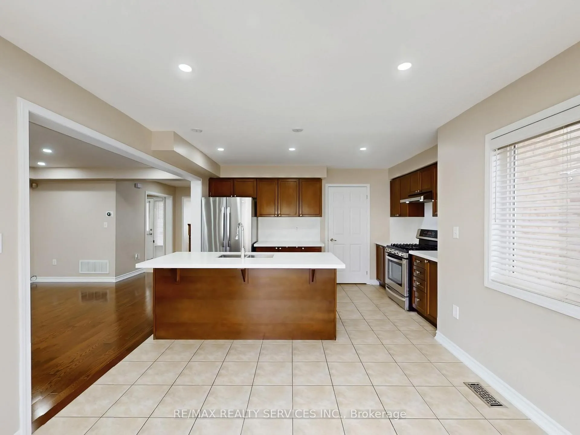 Photo 12 of 37 Bloom Drive, Brampton, Bram East — HOMEH