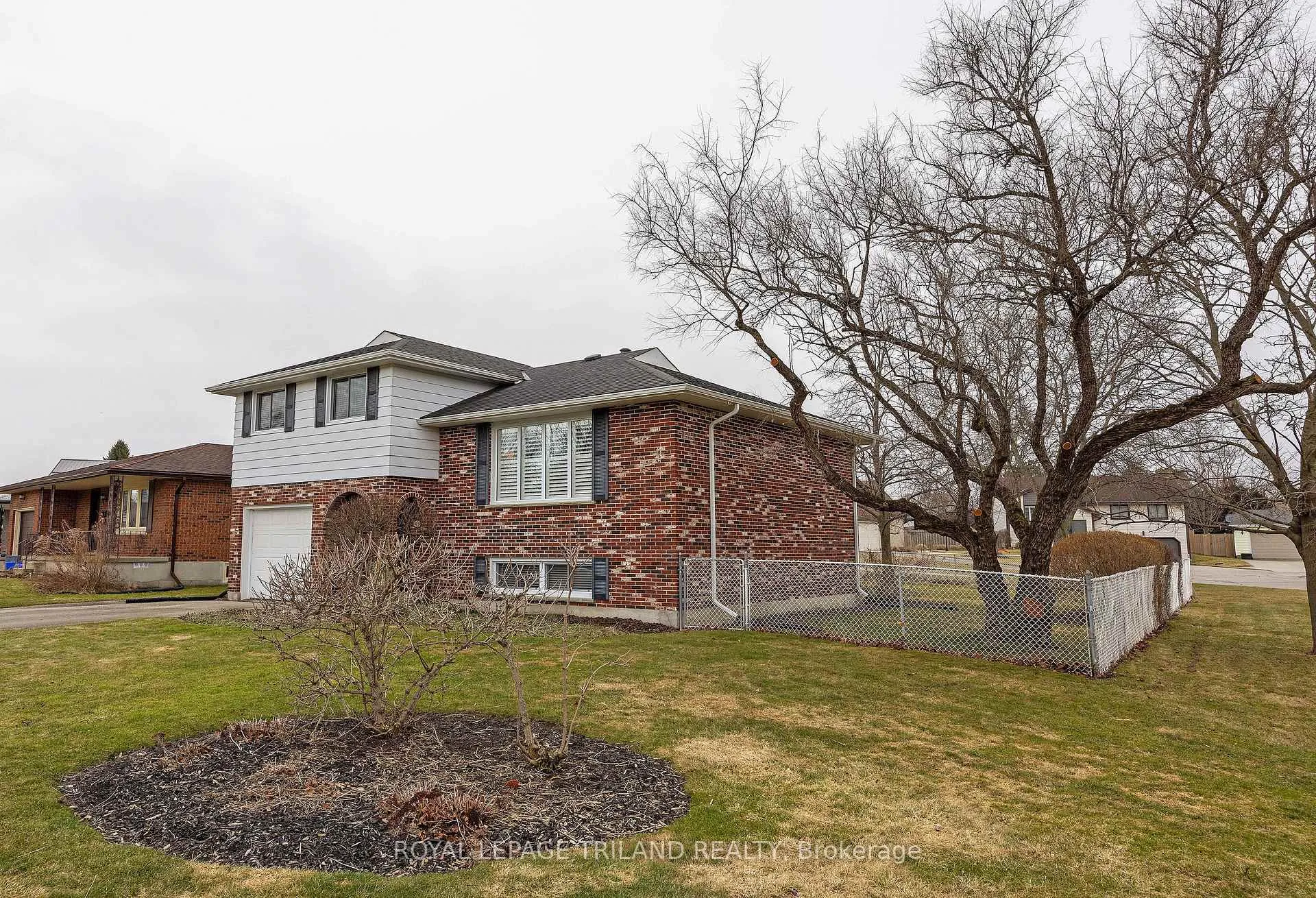 Photo 2 of 41 Lakeview Circle, St. Thomas — HOMEH