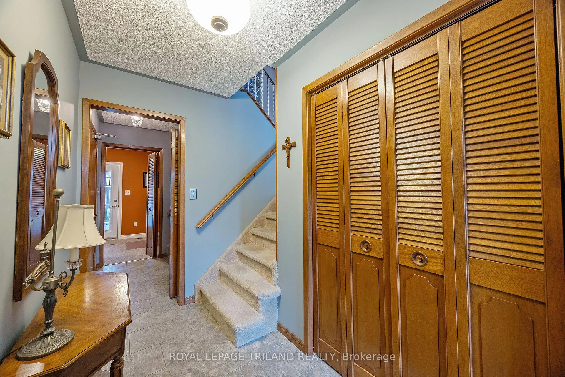 Photo 3 of 41 Lakeview Circle, St. Thomas — HOMEH