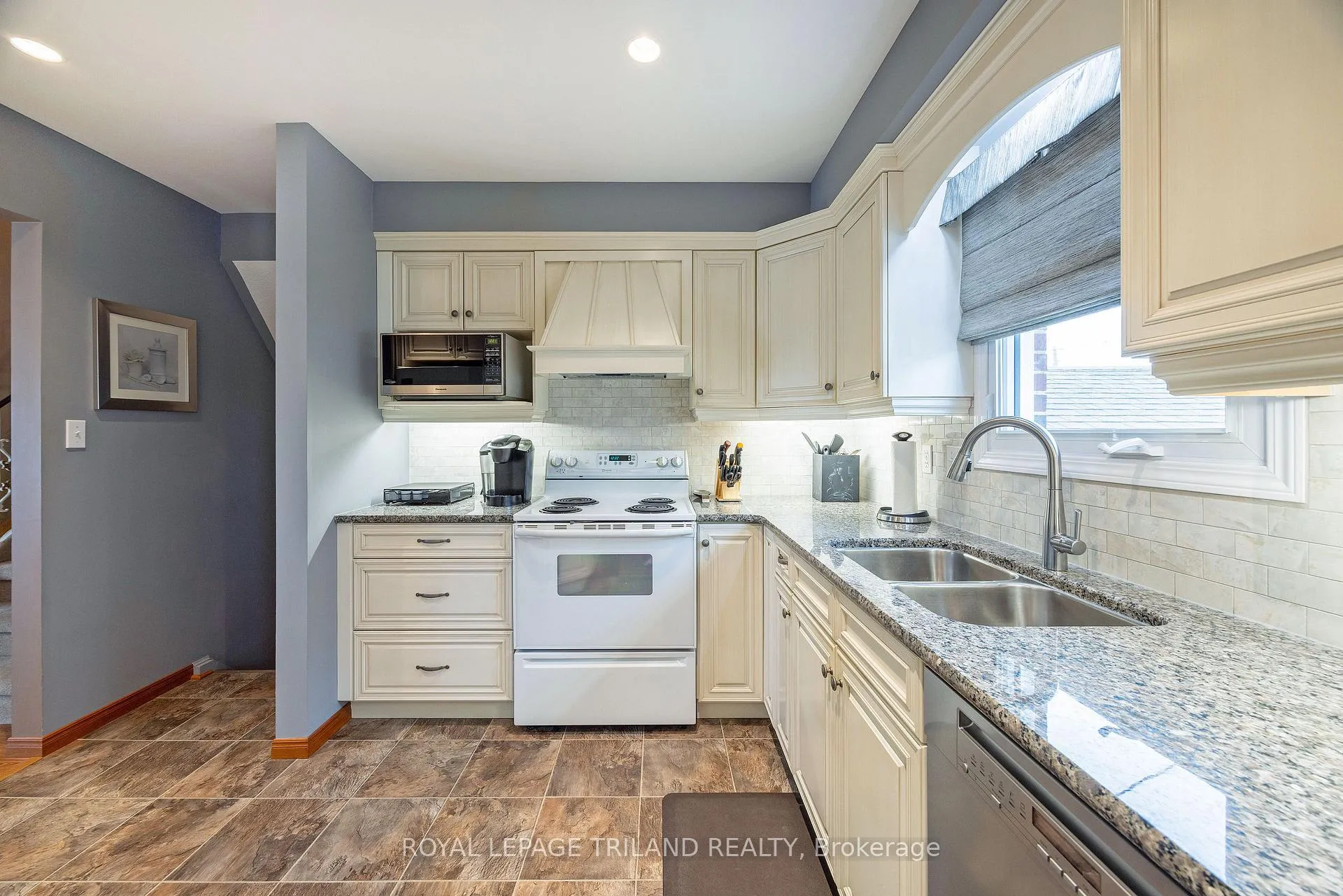 Photo 12 of 41 Lakeview Circle, St. Thomas — HOMEH