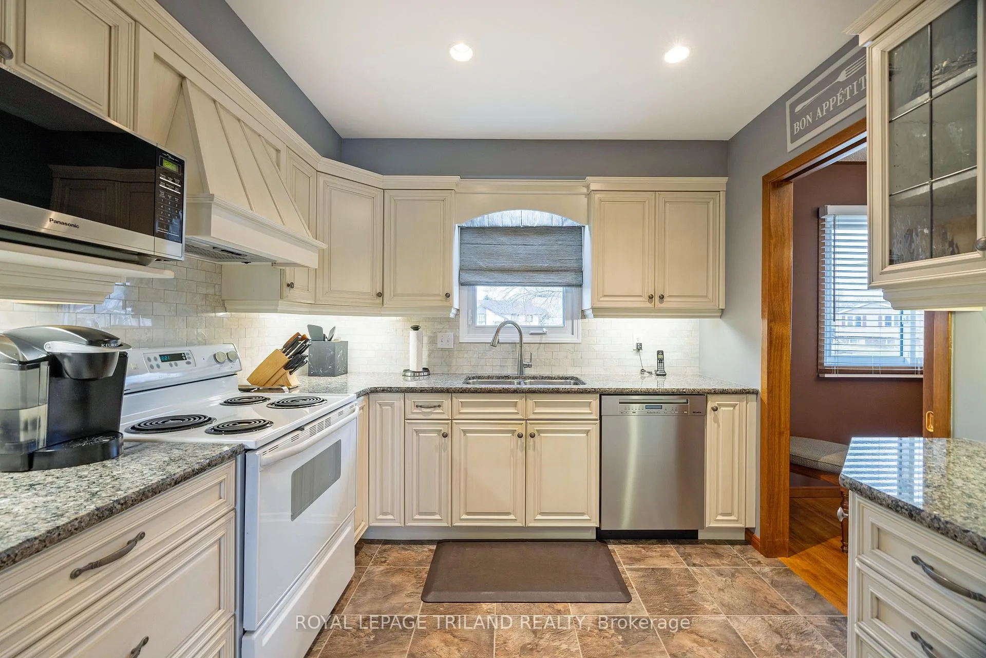 Photo 13 of 41 Lakeview Circle, St. Thomas — HOMEH
