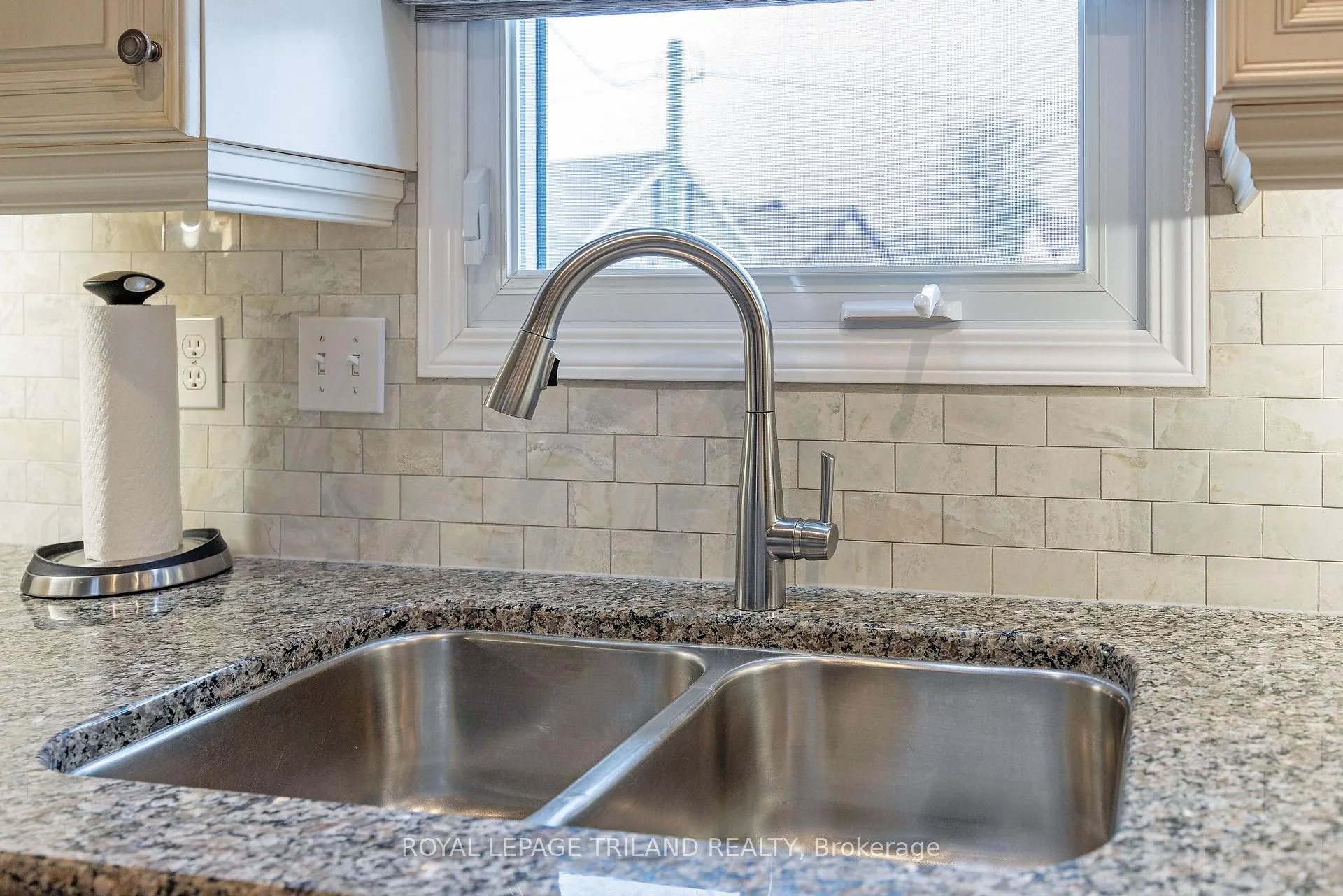 Photo 15 of 41 Lakeview Circle, St. Thomas — HOMEH