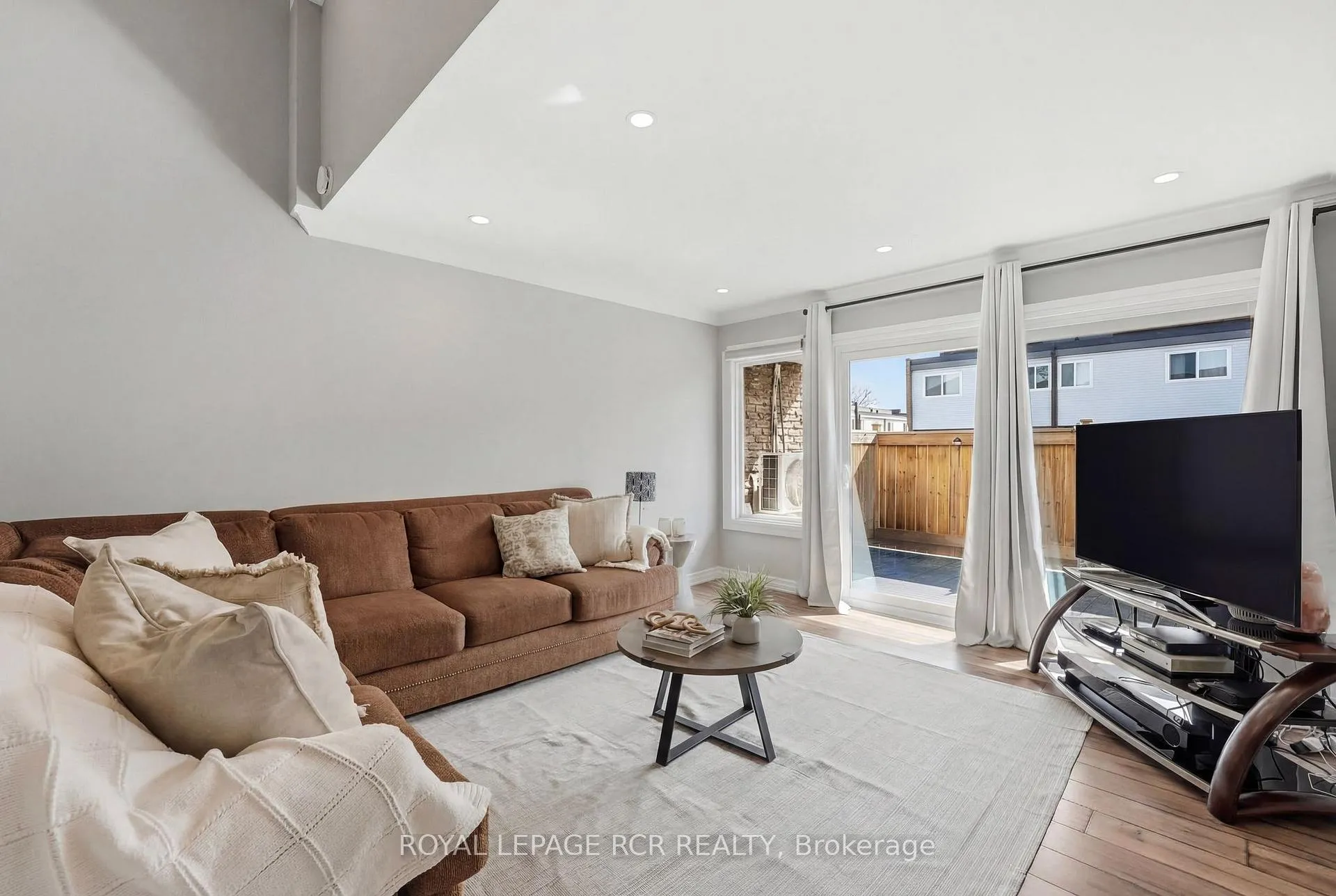 Photo 1 of Unit 28, 155 Milestone Crescent, Aurora, Aurora Village — HOMEH