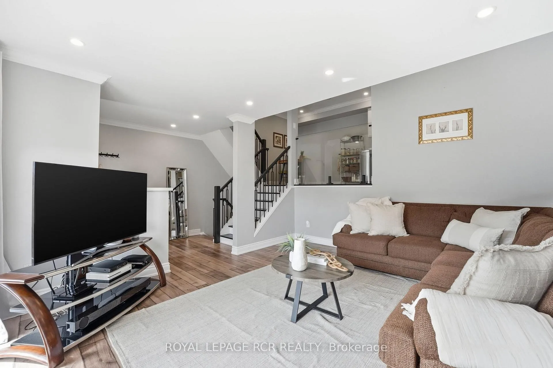 Photo 2 of Unit 28, 155 Milestone Crescent, Aurora, Aurora Village — HOMEH