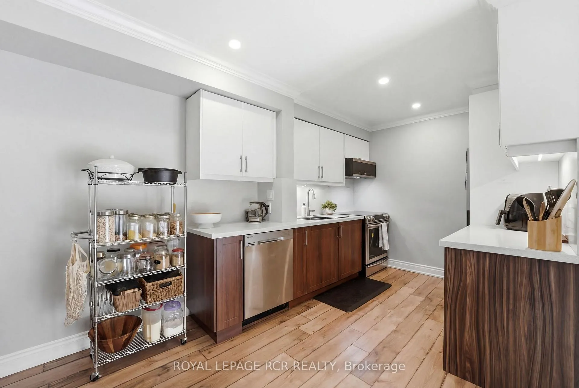 Photo 4 of Unit 28, 155 Milestone Crescent, Aurora, Aurora Village — HOMEH