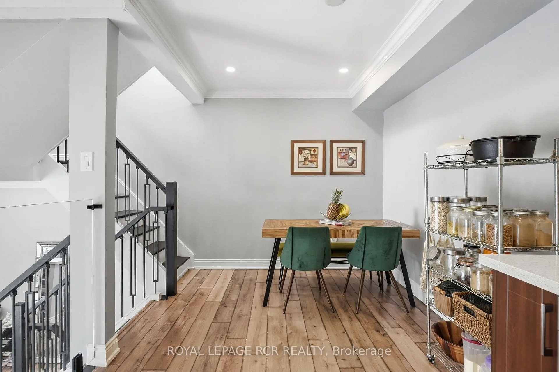 Photo 6 of Unit 28, 155 Milestone Crescent, Aurora, Aurora Village — HOMEH