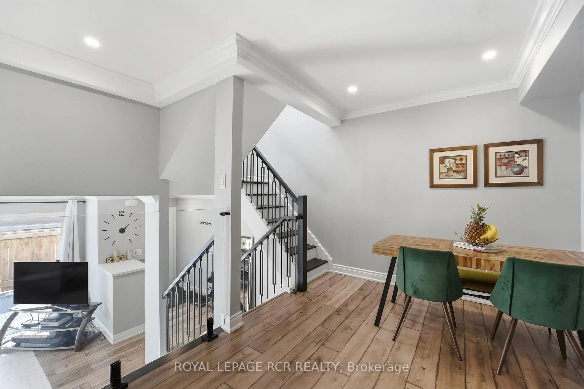 Photo 7 of Unit 28, 155 Milestone Crescent, Aurora, Aurora Village — HOMEH