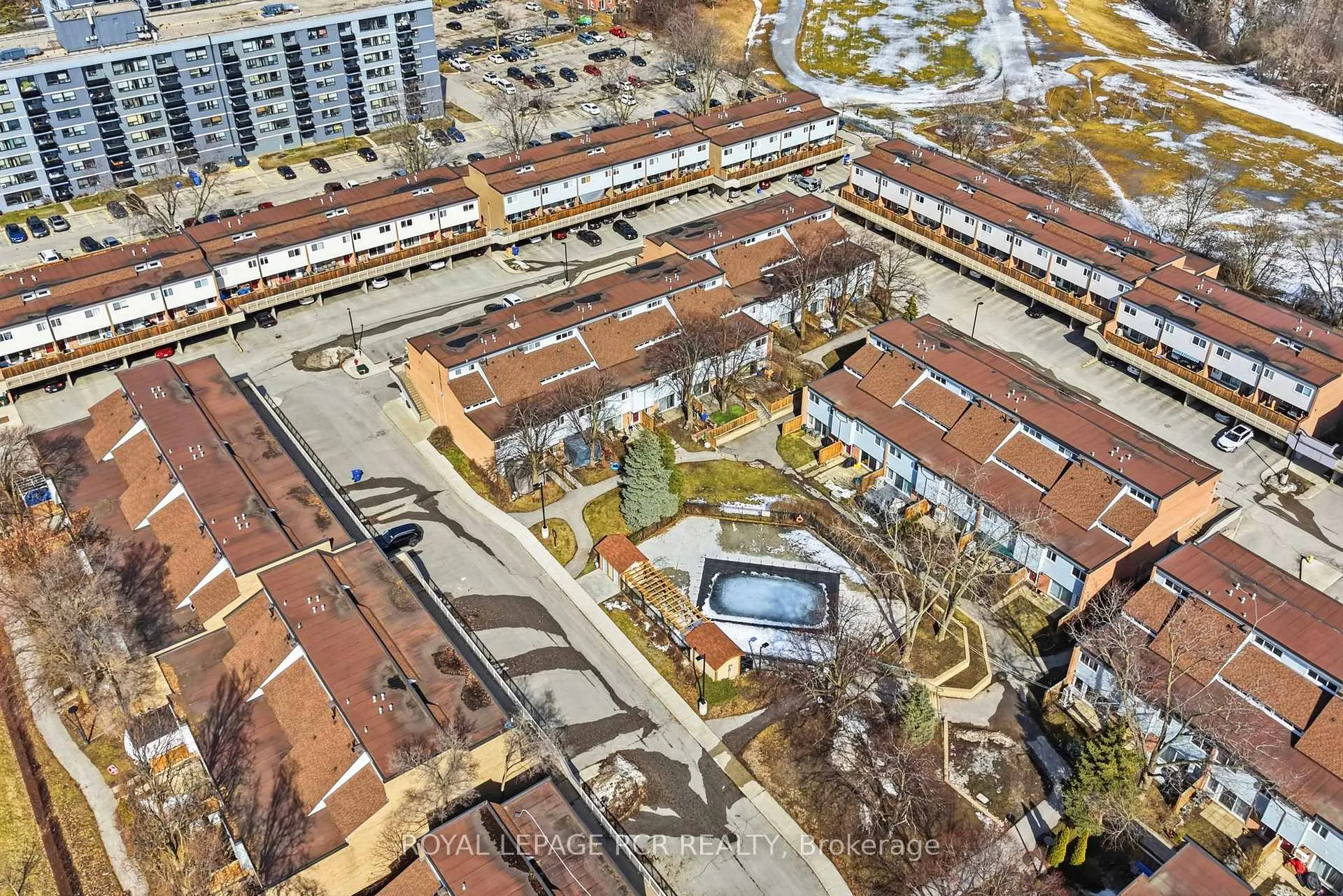 Photo 29 of Unit 28, 155 Milestone Crescent, Aurora, Aurora Village — HOMEH