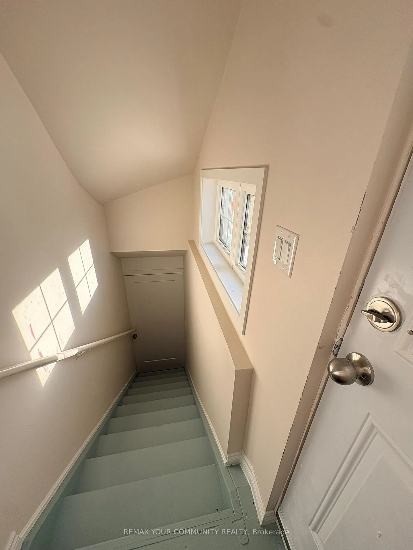 Photo 3 of Unit Bsmt, 19 Queens Crescent, Caledon, Bolton East — HOMEH