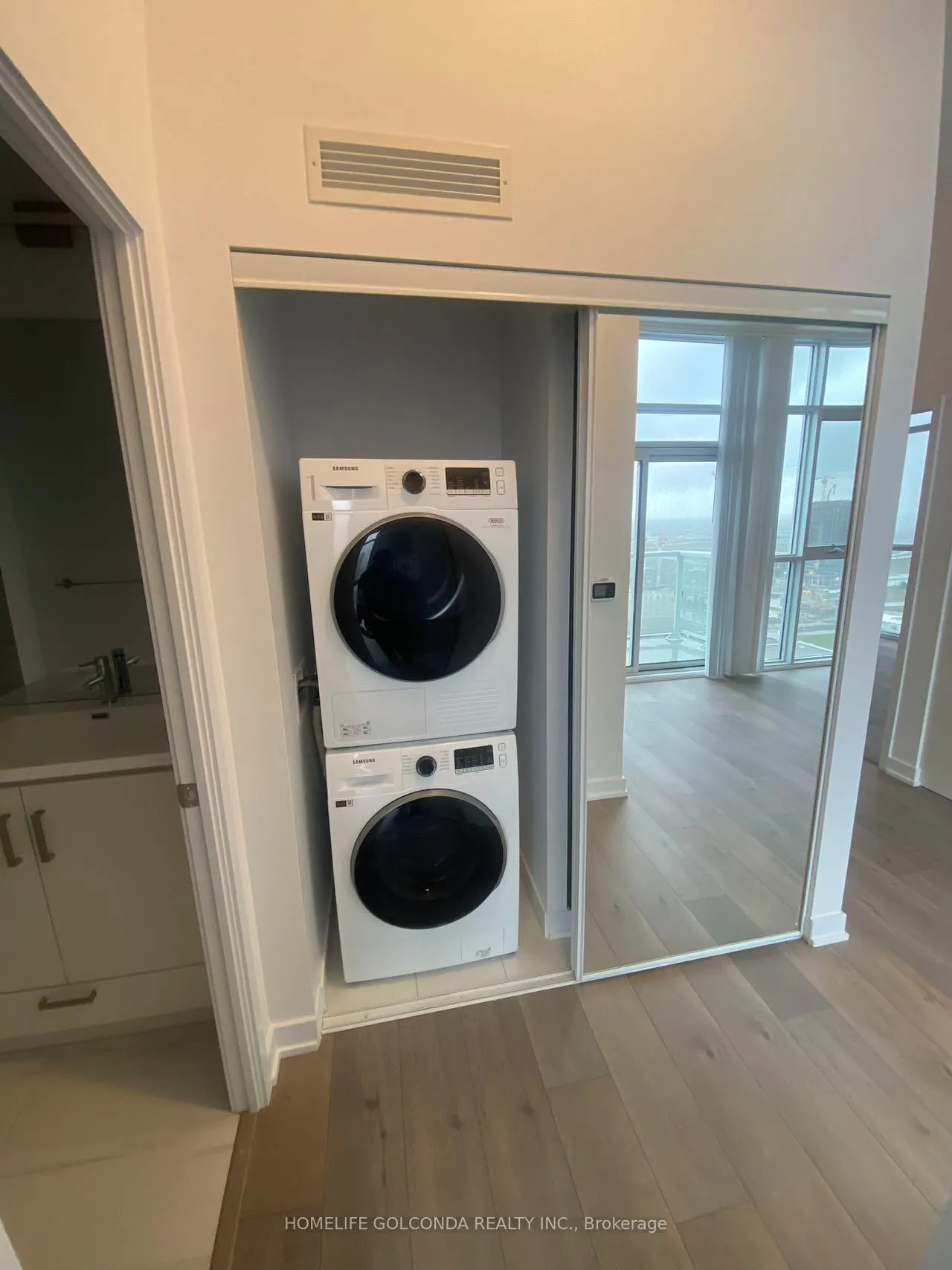 Photo 3 of Unit 2101, 38 Honeycrisp Crescent, Vaughan, Vaughan Corporate Centre — HOMEH