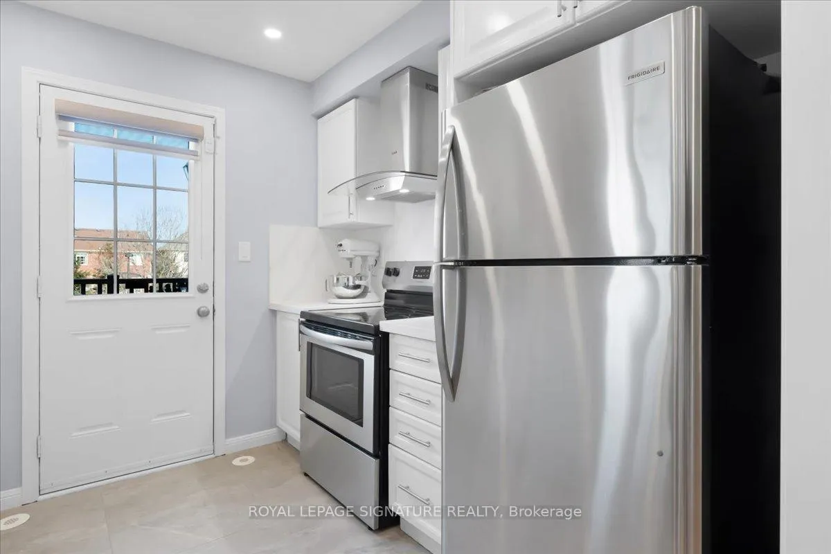 Photo 15 of 934 Ambroise Crescent, Milton, Coates — HOMEH
