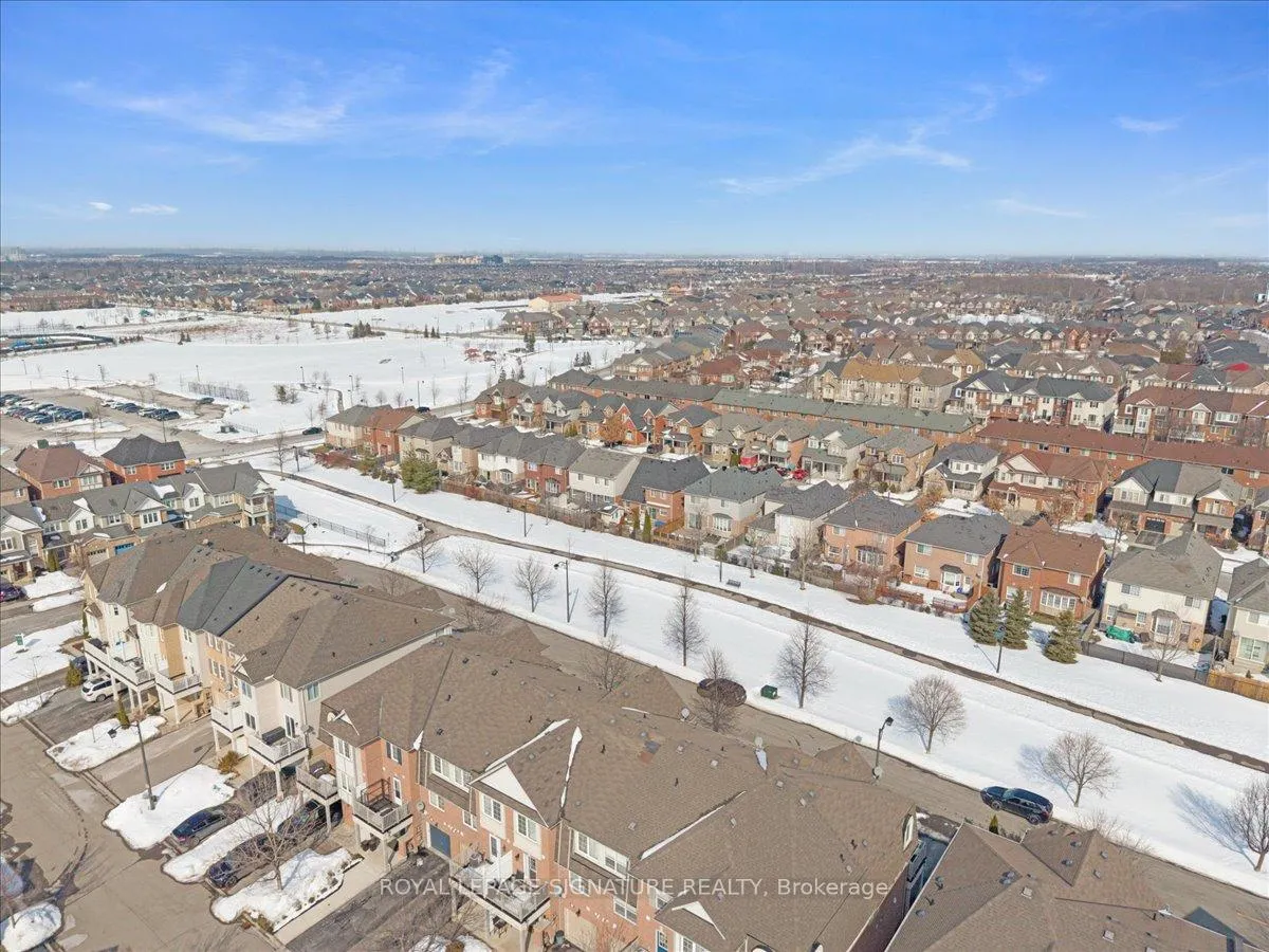 Photo 33 of 934 Ambroise Crescent, Milton, Coates — HOMEH